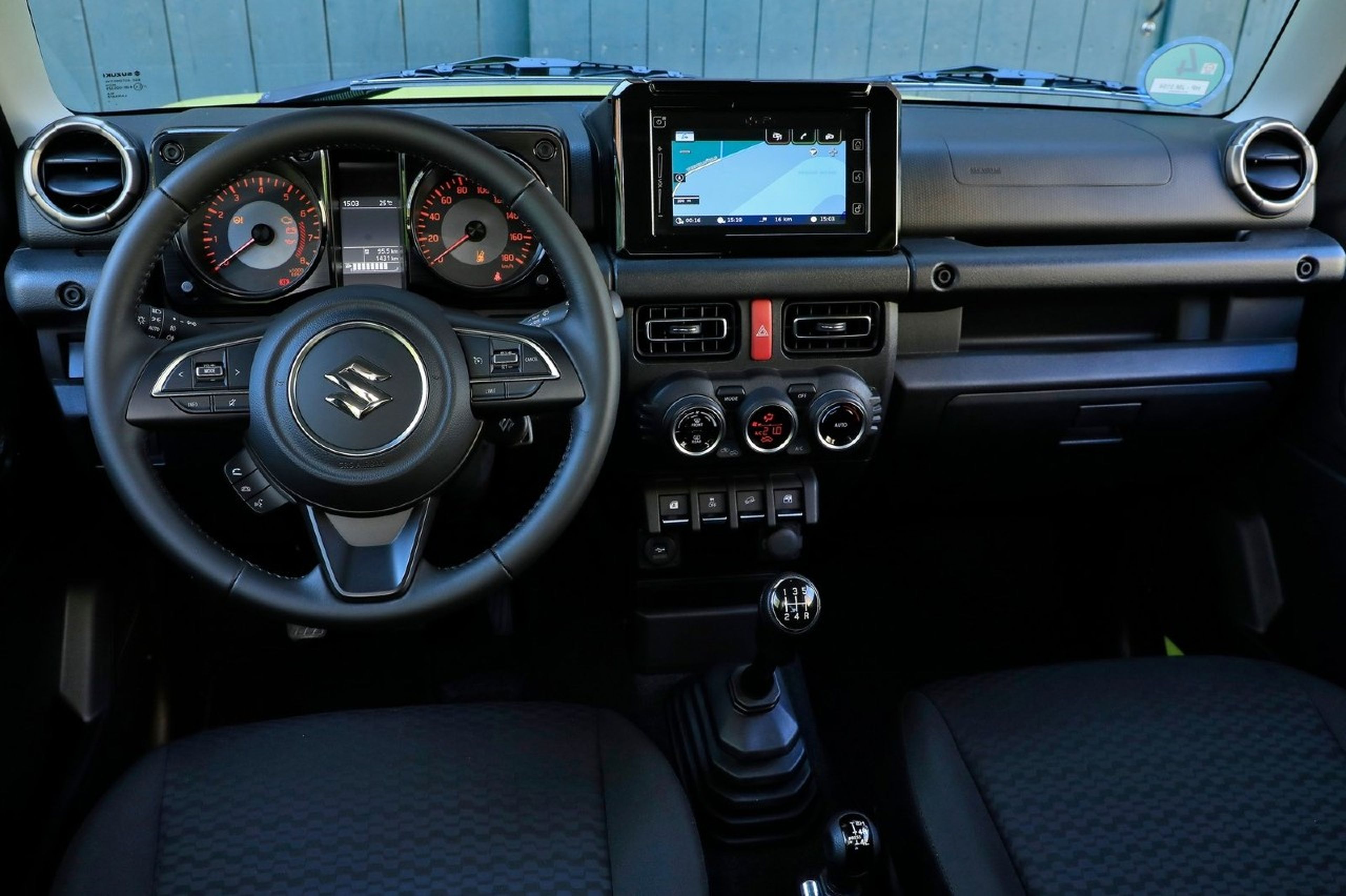 El interior del Suzuki Jimny es sencillo pero funcional